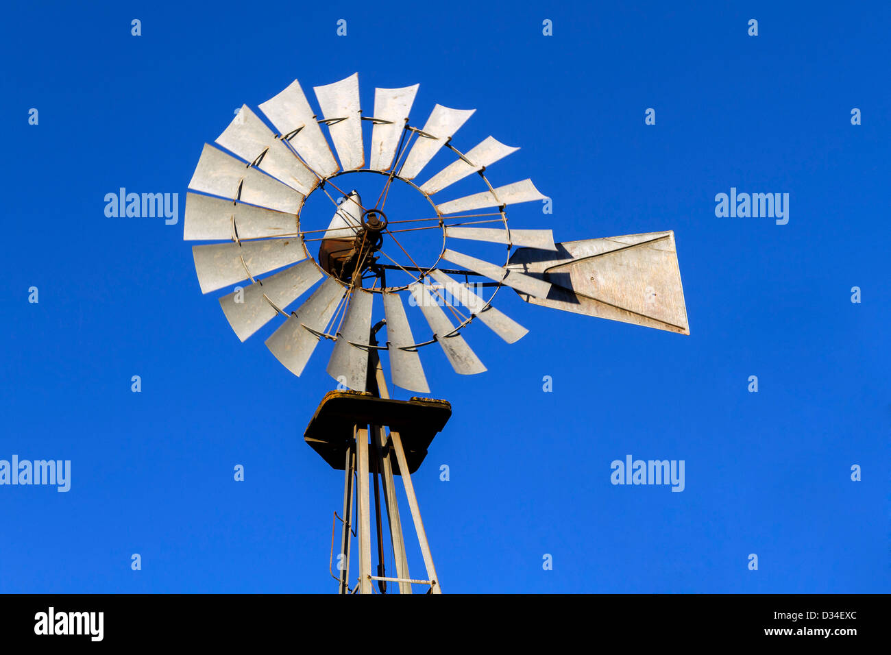 Ancienne Moulin Aermotor en circulation utilisé pour pomper l'eau pour le bétail dans un ranch ou une ferme Banque D'Images