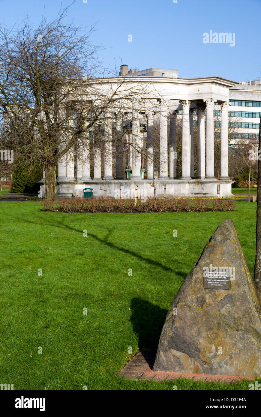 Pierre commémorative Raoul Wallenberg et le Pays de Galles National War Memorial, Alexandra Gardens Cathays Park, Cardiff, Pays de Galles, Royaume-Uni. Banque D'Images