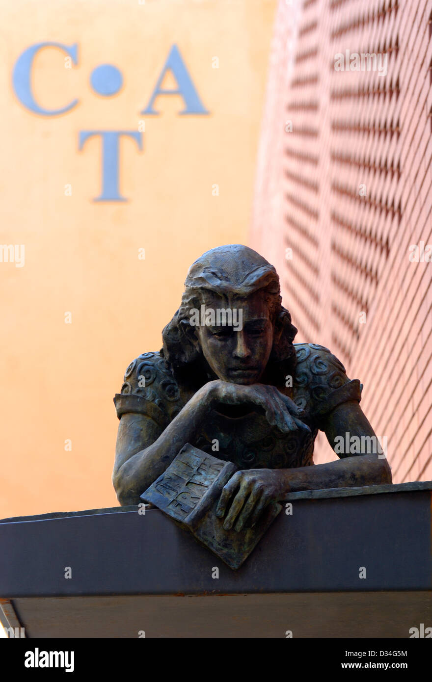 Barcelone, Catalogne, Espagne. Dans Tradicionarius Artesa Centre Travessia de Sant Antoni. Statue en bronze d'Anne Frank avec réserve Banque D'Images