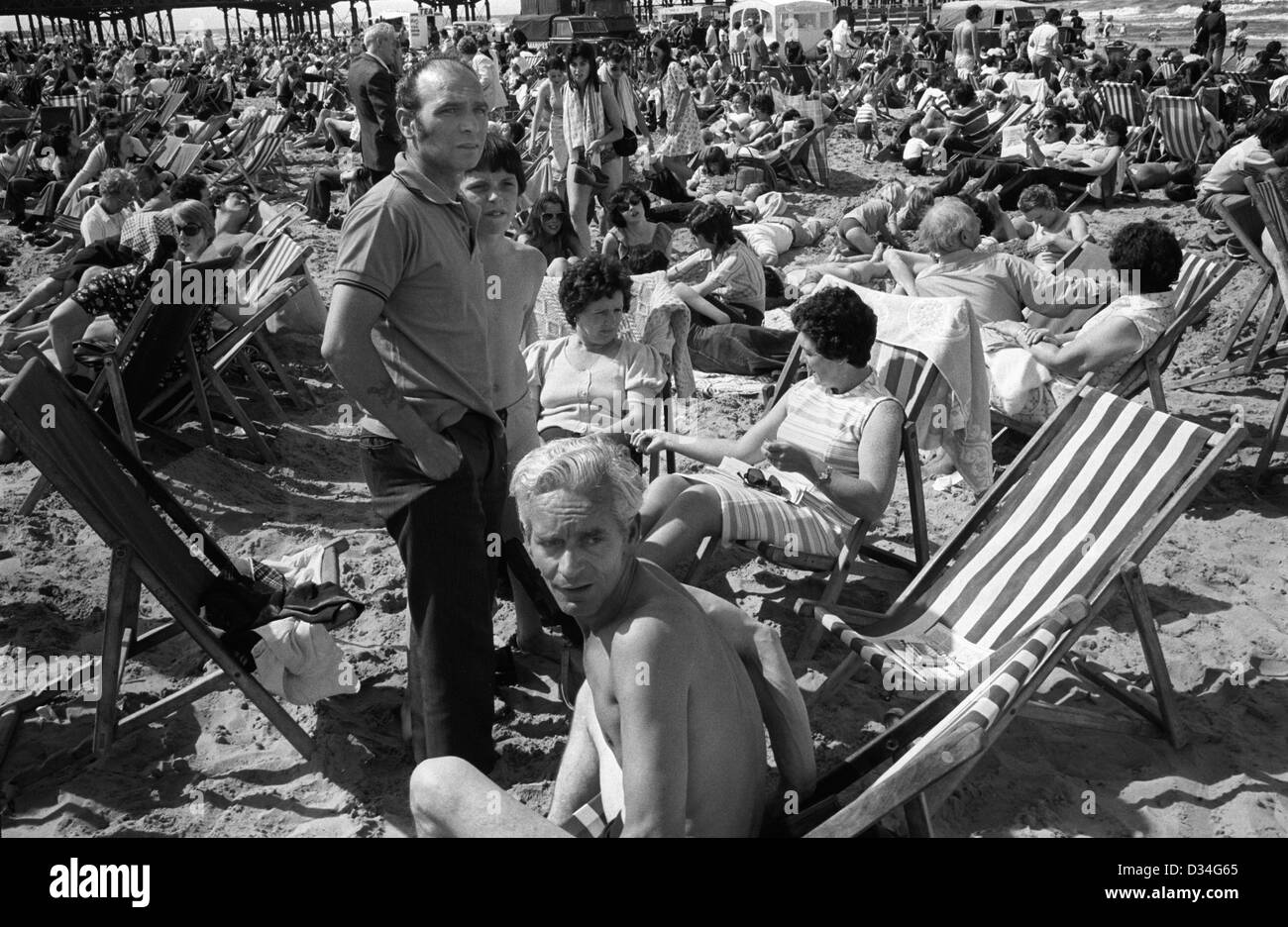 Plage de Blackpool Lancashire Uk. Des années 1970. Les vacanciers de soleil plage bondée. HOMER SYKES Banque D'Images