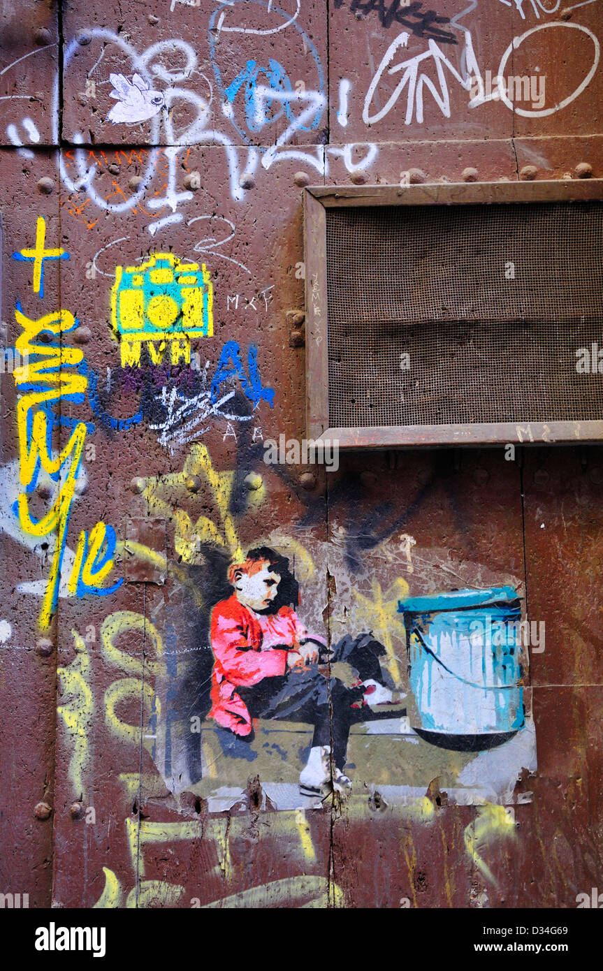 Barcelone, Catalogne, Espagne. Graffiti au pochoir. Garçon assis à côté de  poubelle Photo Stock - Alamy