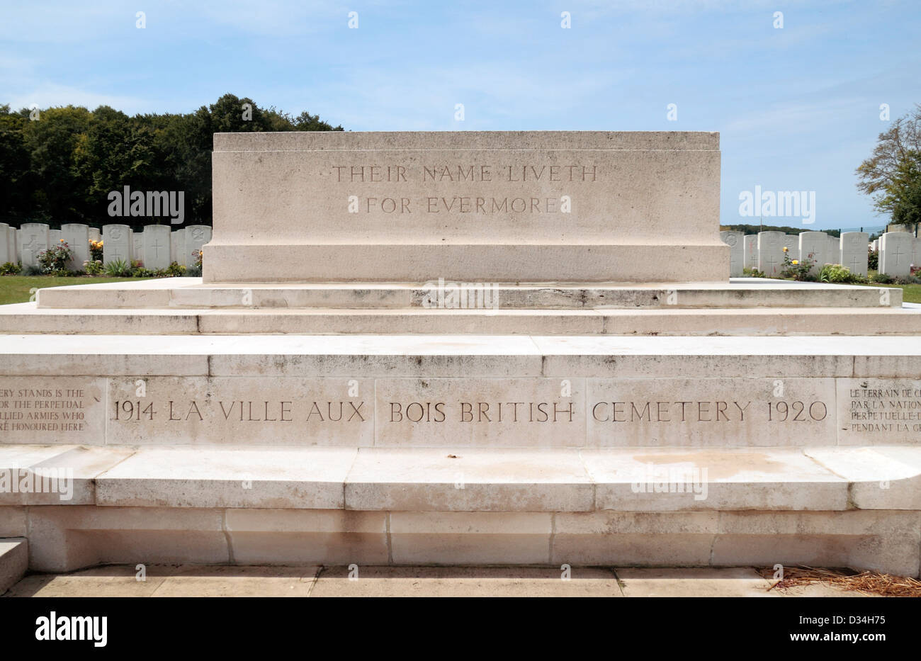La pierre du Souvenir dans la CSGC La ville aux bois British Cemetery, près de Reims, France. Banque D'Images