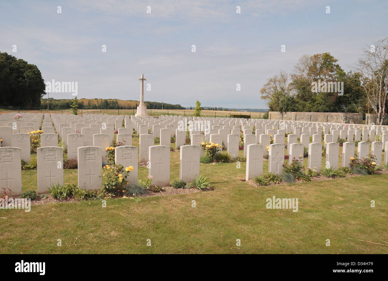 Pierres tombales dans la CSGC La ville aux bois British Cemetery, près de Reims, France. Banque D'Images