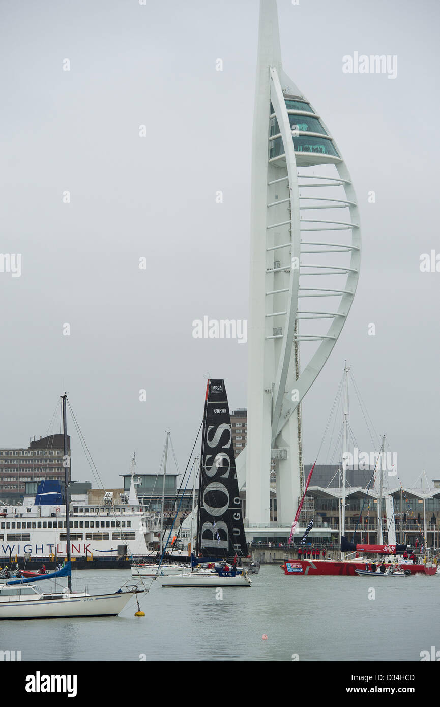 Alex Thomson, skipper d'Hugo Boss navigue passé Portsmouth landmarks en route pour l'Haslar Marina Banque D'Images