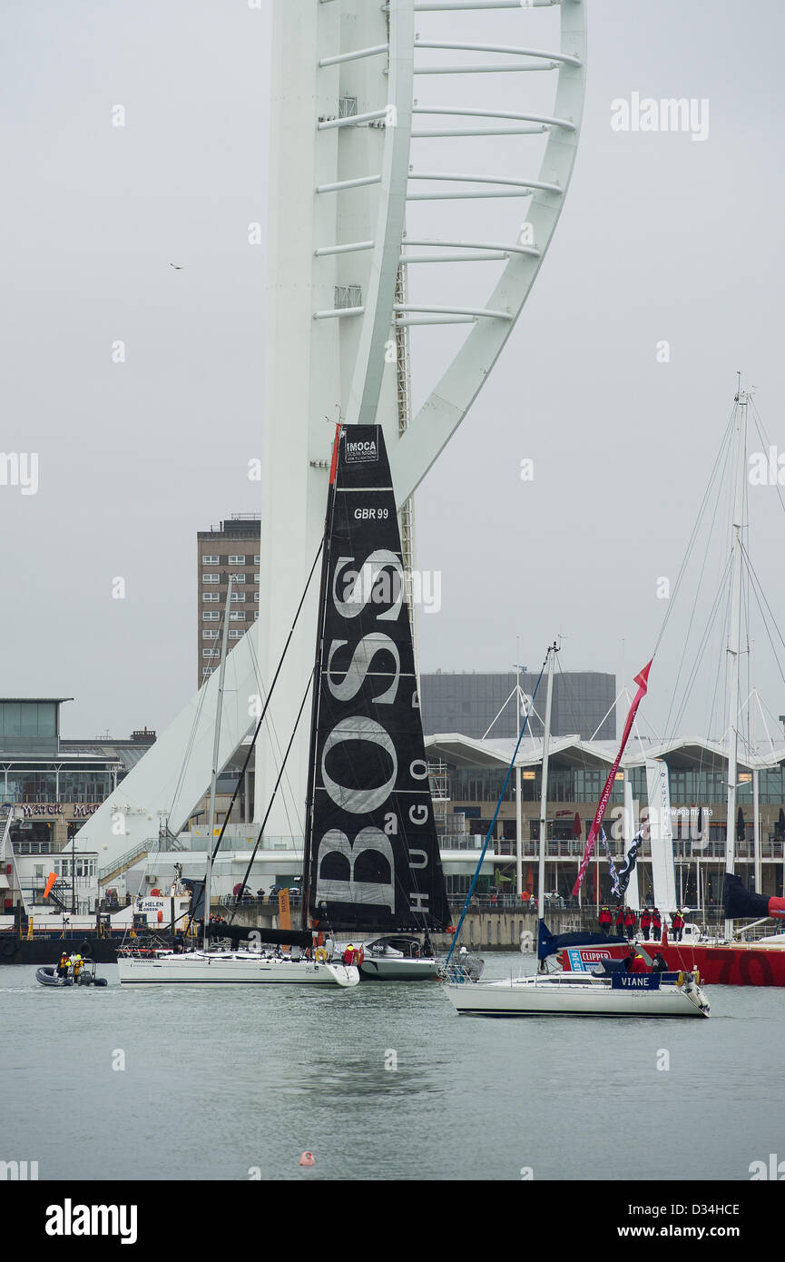 Alex Thomson, skipper d'Hugo Boss navigue passé Portsmouth landmarks en route pour l'Haslar Marina Banque D'Images