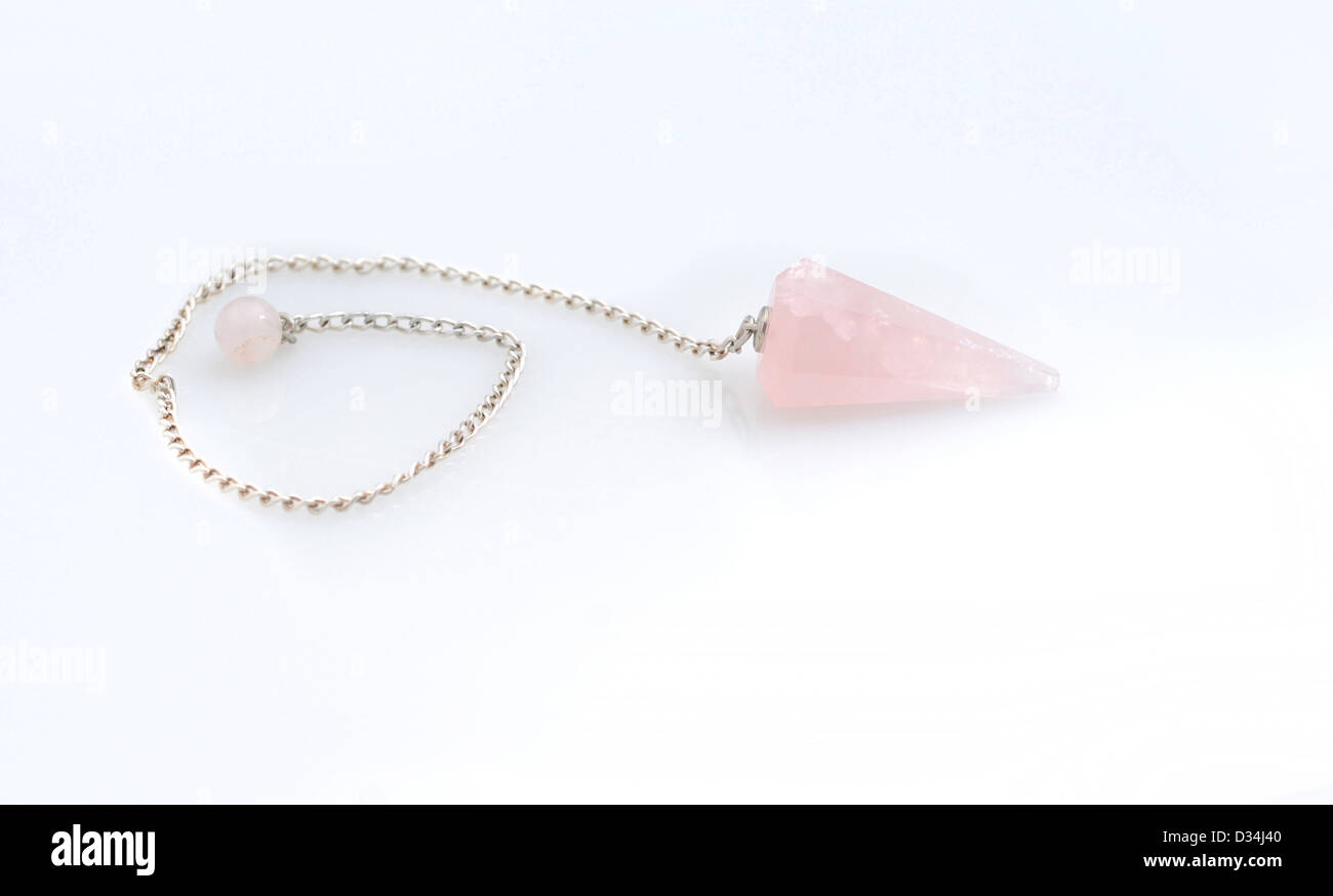 Le nouvel âge pendule cristal accessoire qui est une pierre de quartz rose rose Banque D'Images
