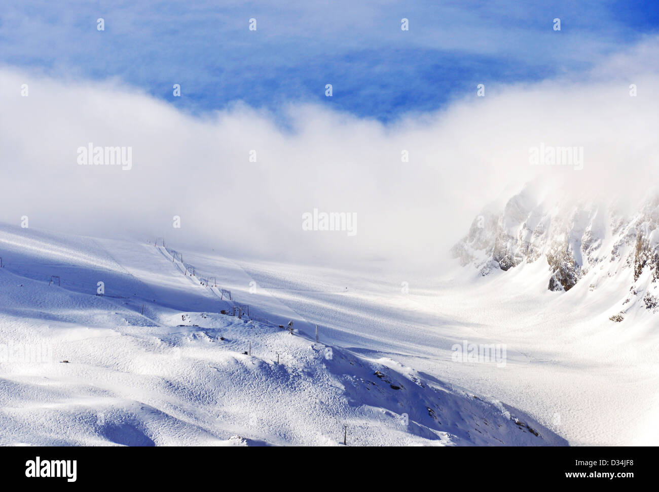 Glacier de Hintertux dans Alpes autrichiennes dans le brouillard du matin Banque D'Images