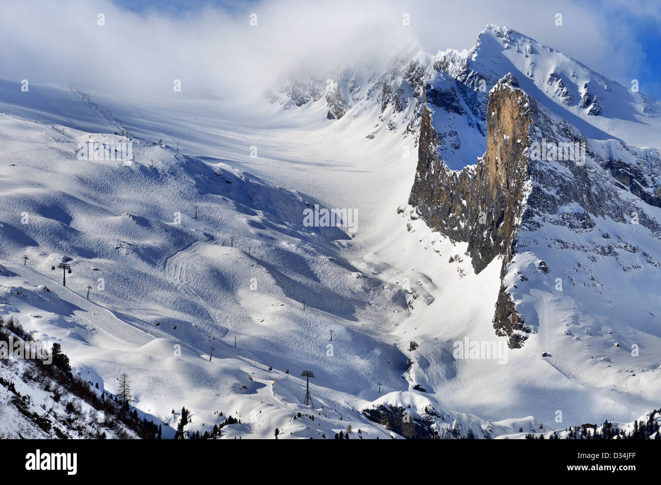 Glacier de Hintertux dans Zillerrtal Alpes en Autriche dans le brouillard du matin Banque D'Images
