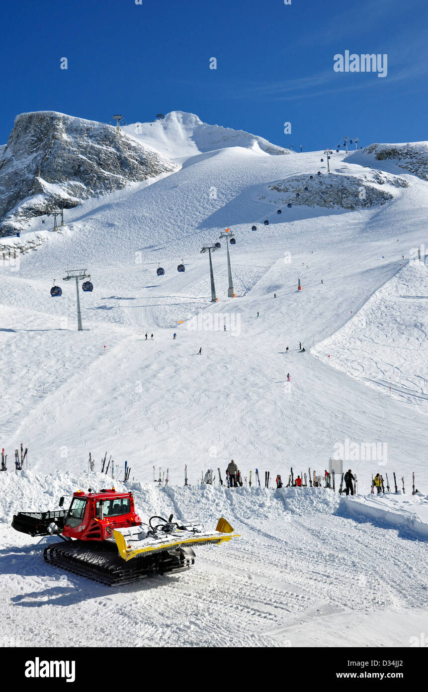 Glacier de Hintertux, téléphérique, télécabine, dameuse de pistes et les skieurs en Alpes de Zillertal en Autriche Banque D'Images