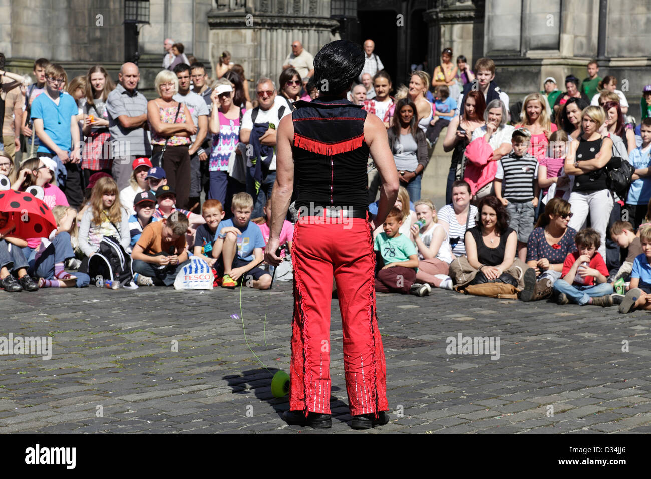 Une foule regardant un interprète de rue au Edinburgh Festival Fringe, en Écosse, au Royaume-Uni Banque D'Images