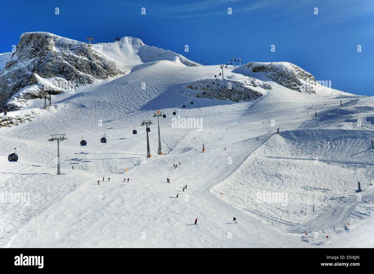Glacier de Hintertux avec gondoles, pistes de ski et les skieurs en Ziilertal Alpes en Autriche Banque D'Images
