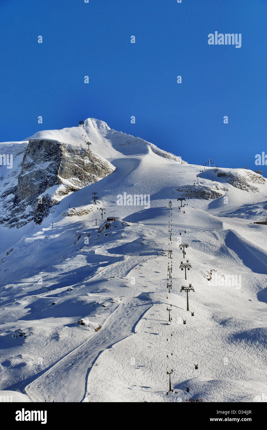 Glacier de Hintertux dans Alpes de Zillertal en Autriche avec les pistes de ski, pistes de ski et remontées mécaniques au coucher du soleil. Banque D'Images