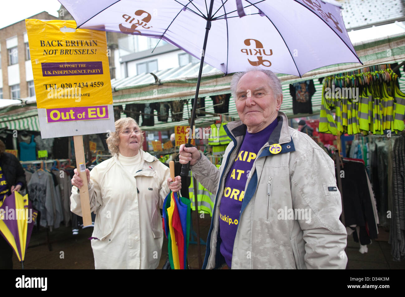 UKIP, Eastleigh, Hampshire, England, UK. 10.02.2013 Nigel Farage UK Independence Party visite Eastlegh pour rencontrer les électeurs dans le centre-ville d'Eastleigh avant la prochaine élection partielle qui se tiendra le 28 février. Ici Joan et Derek Bye de Poole, dans le Dorset aider à promouvoir l'UKIP avant la prochaine élection partielle. Banque D'Images