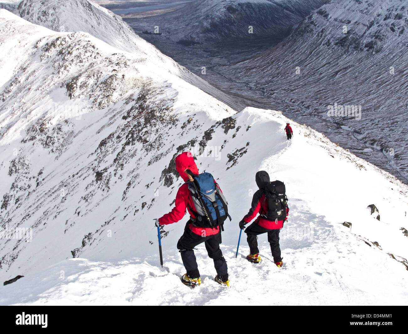 Deux alpinistes d'hiver en ordre décroissant une crête sur la montagne écossaise Buachaille Etive Beag à Glencoe dans s, Ecosse UK Banque D'Images