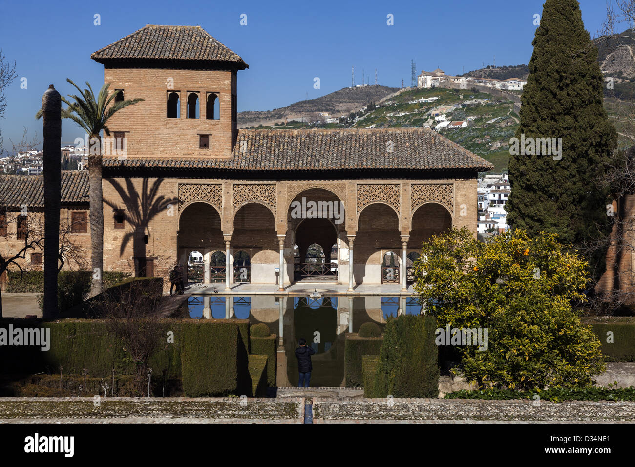 Jardins du Partal avec les dames Tower (Torre de las Damas) vu sur l'immeuble à l'arrière Alhambra Granada, Espagne Banque D'Images