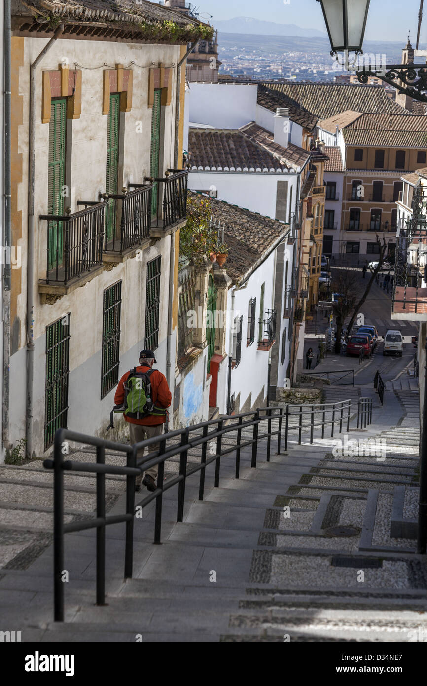 Un homme marche le long de l'rue menant de l'Alhambra dans la vieille ville de Grenade Espagne Banque D'Images