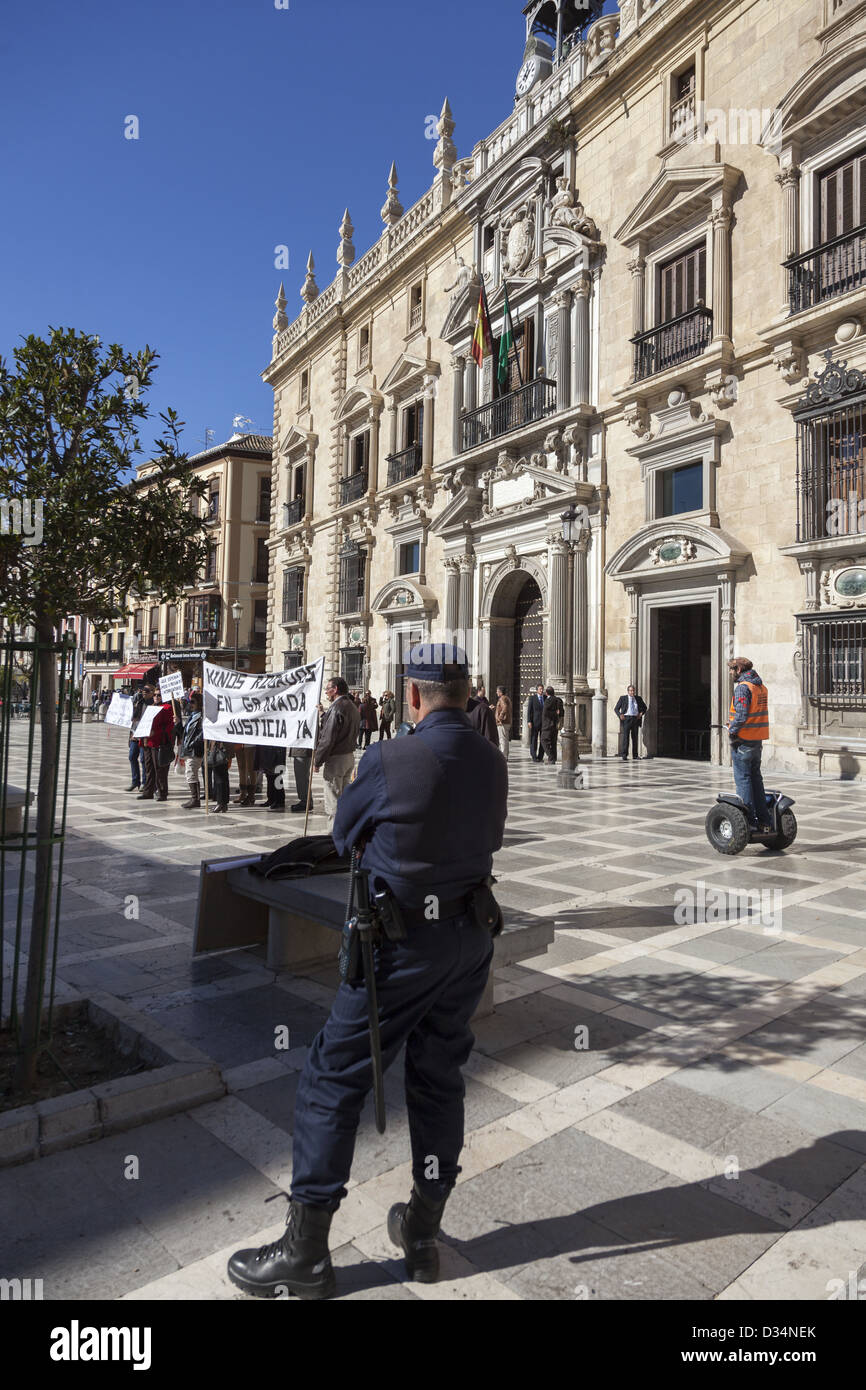 Un policier reste là alors qu'un groupe de femmes demande une enquête sur leurs bébés disparus à la naissance. Démonstration Banque D'Images