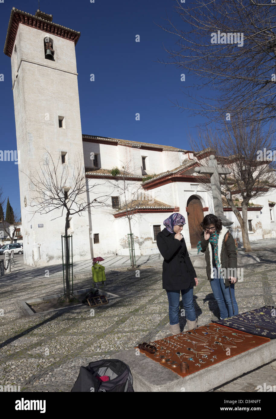 Deux touristes admirer les bijoux en vente par l'église de San Nicolas dans l'Albaicin de Grenade Espagne Banque D'Images