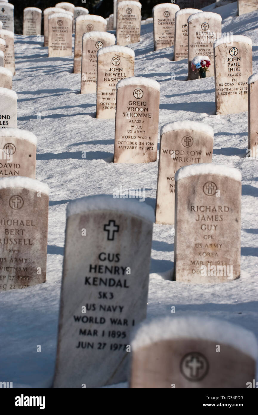 Pierres tombales dans le Cimetière National de Sitka, Sitka, Alaska, USA Banque D'Images