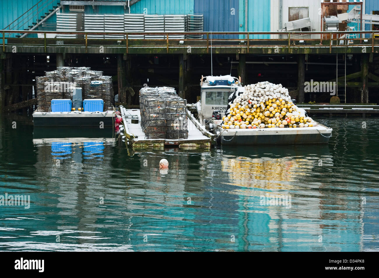 Bateaux et barges amarré au processeur de fruits de mer en hiver, Sitka, Alaska, USA Banque D'Images