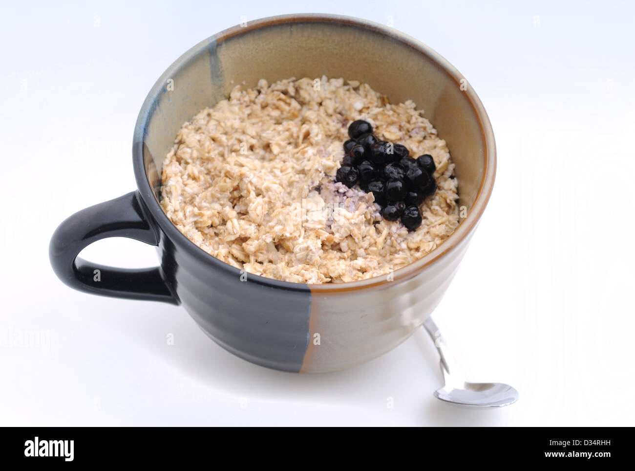 Petit-déjeuner copieux de gruau et les bleuets en grande tasse Banque D'Images