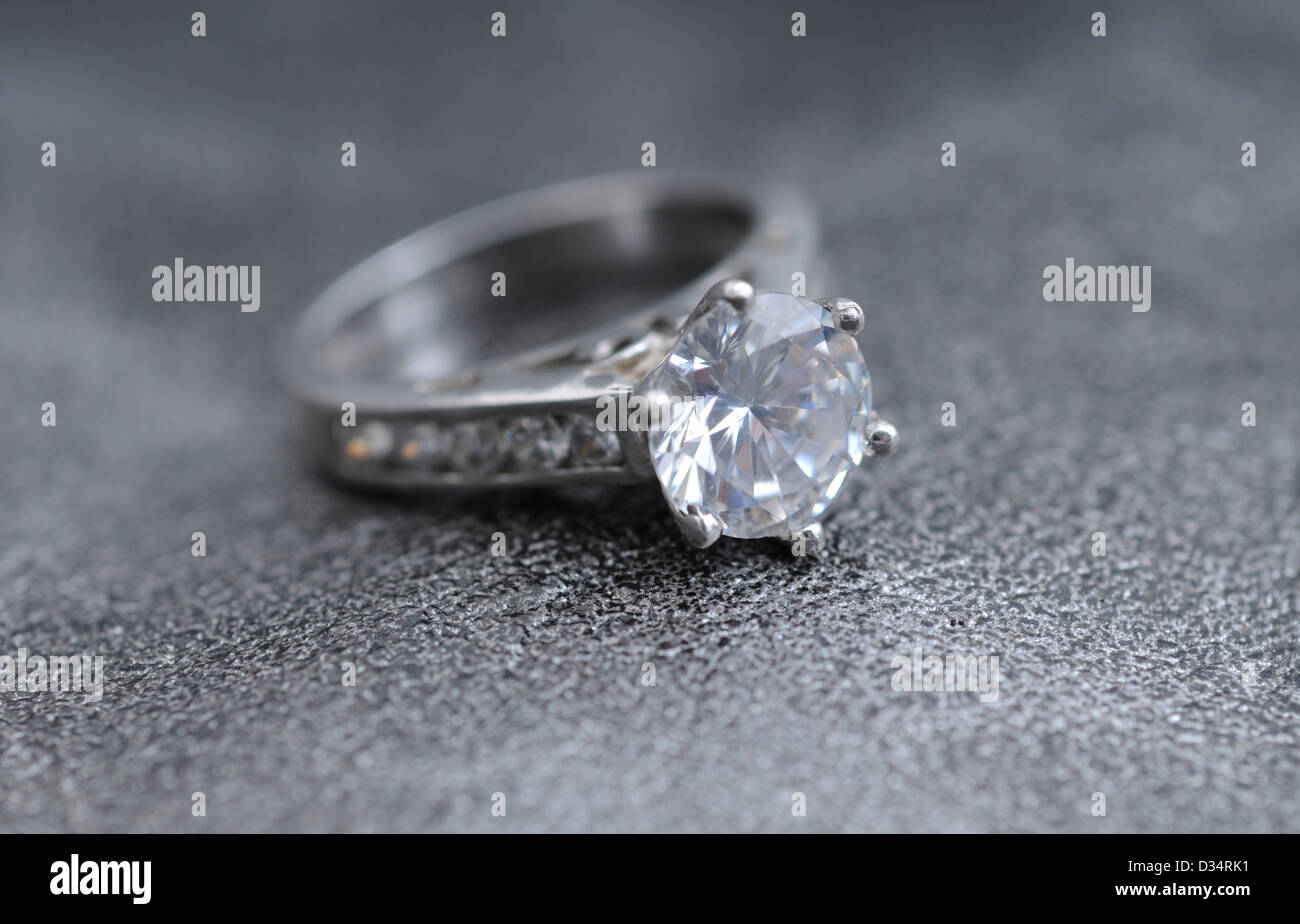 Bague à diamants sur fond de cuir gris élégant Banque D'Images