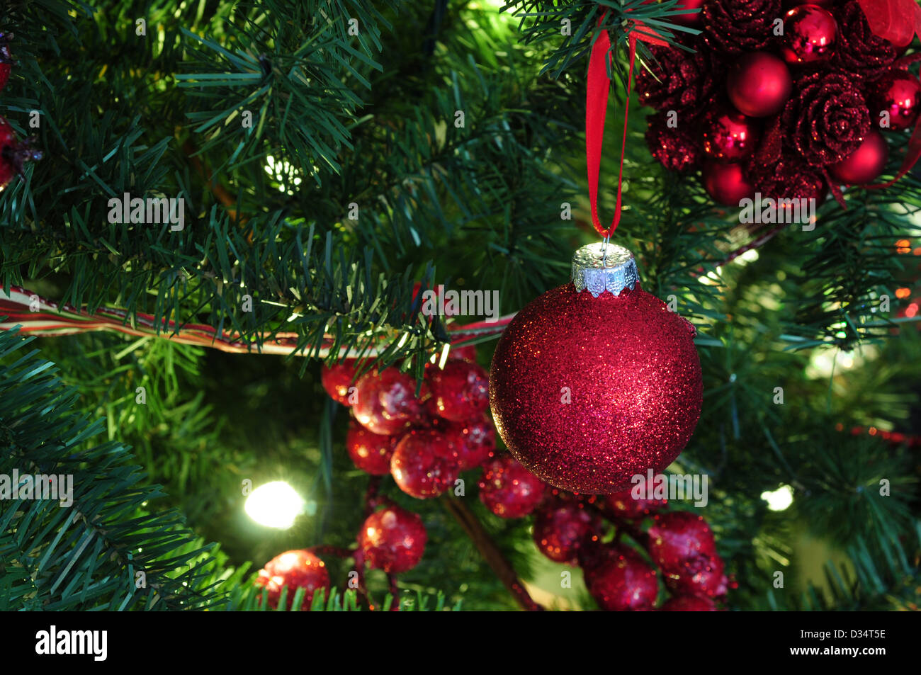 Paillettes rouges sur la décoration de Noël avec du ruban et des fruits rouges Banque D'Images