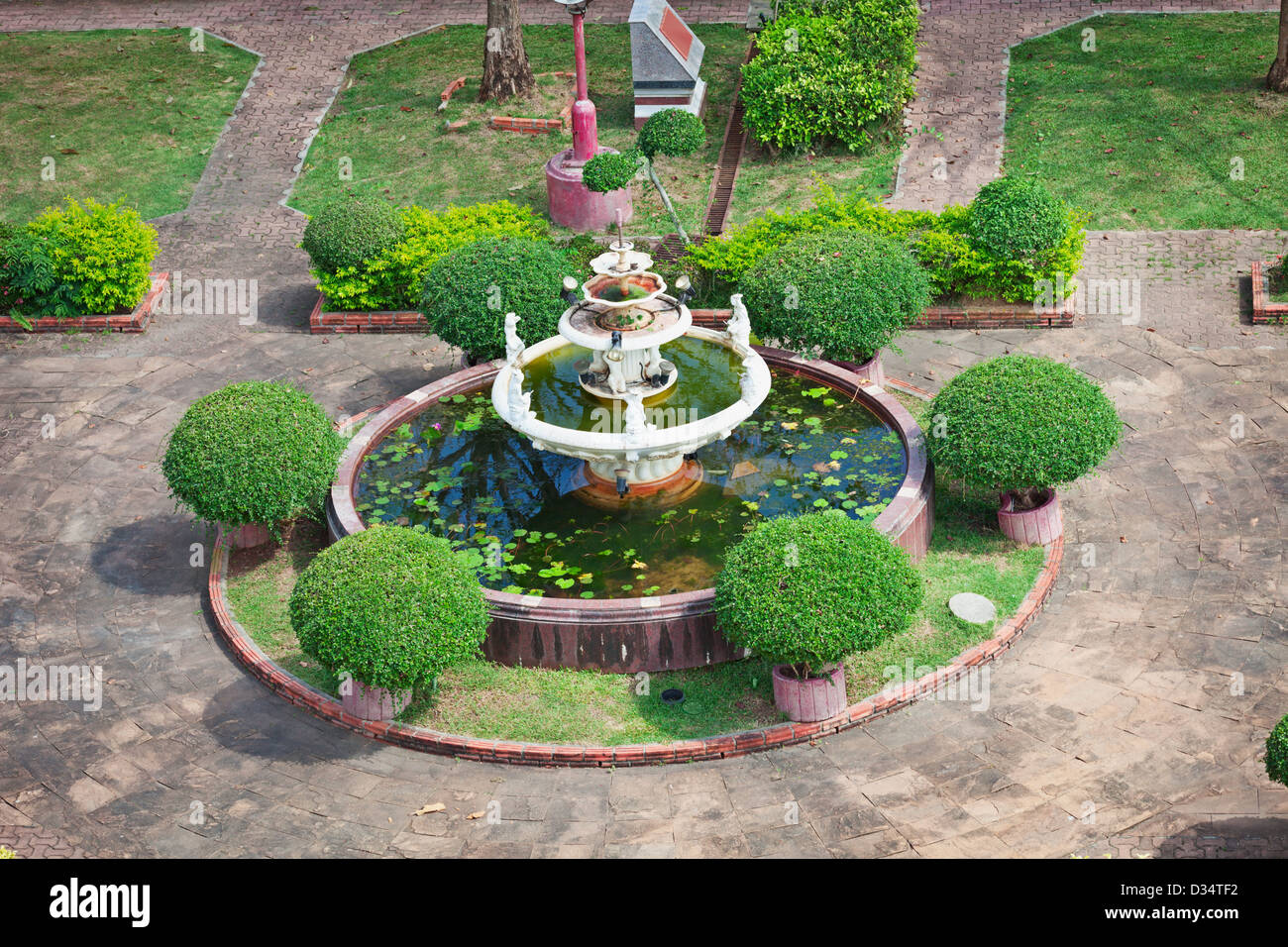 Ornement architectural ancien parc thaïlandais - fontaine avec lotus. Wat Chalong Banque D'Images