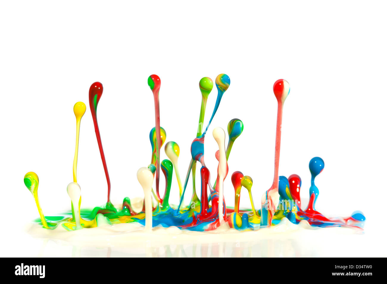 Éclaboussures de peinture danse colorée sur un vibrant orateur. Banque D'Images