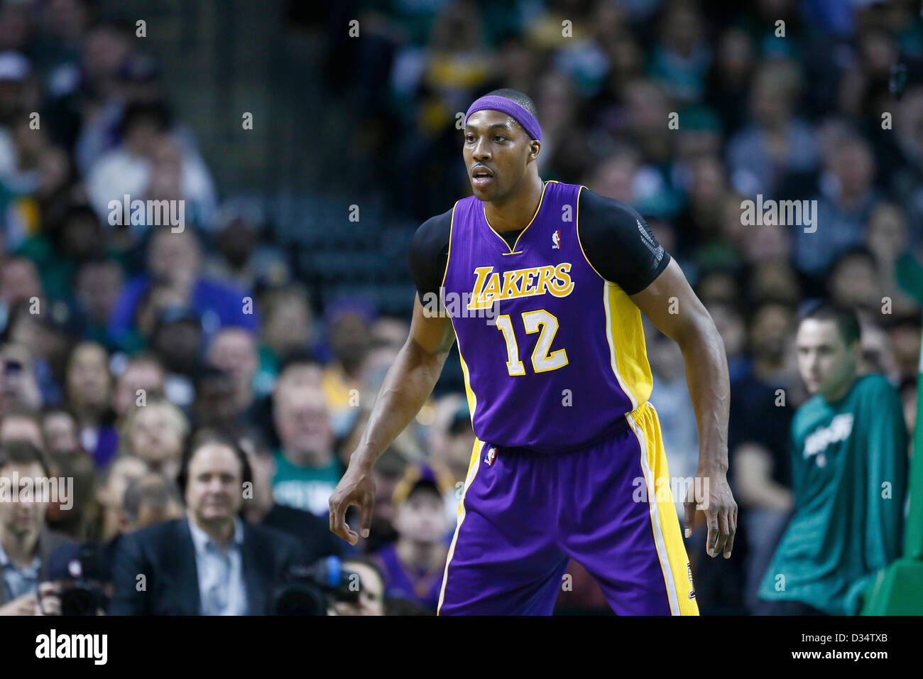 07.02.2013. Boston, Mass. Los Angeles Lakers Dwight Howard centre (12) est perçue sur la défense au cours de la Boston Celtics 116-95 victoire sur les Lakers de Los Angeles au TD Garden, Boston, Massachusetts, USA. Banque D'Images