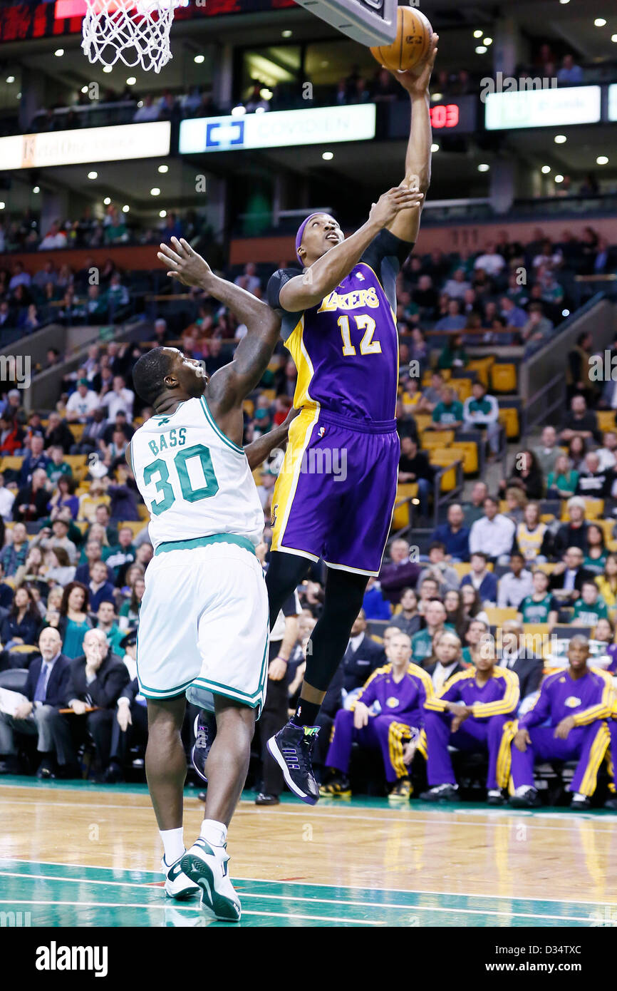 07.02.2013. Boston, Mass. Los Angeles Lakers Dwight Howard centre (12) va pour la layup passé Boston Celtics avant Brandon Bass (30) au cours de la Boston Celtics 116-95 victoire sur les Lakers de Los Angeles au TD Garden, Boston, Massachusetts, USA. Banque D'Images