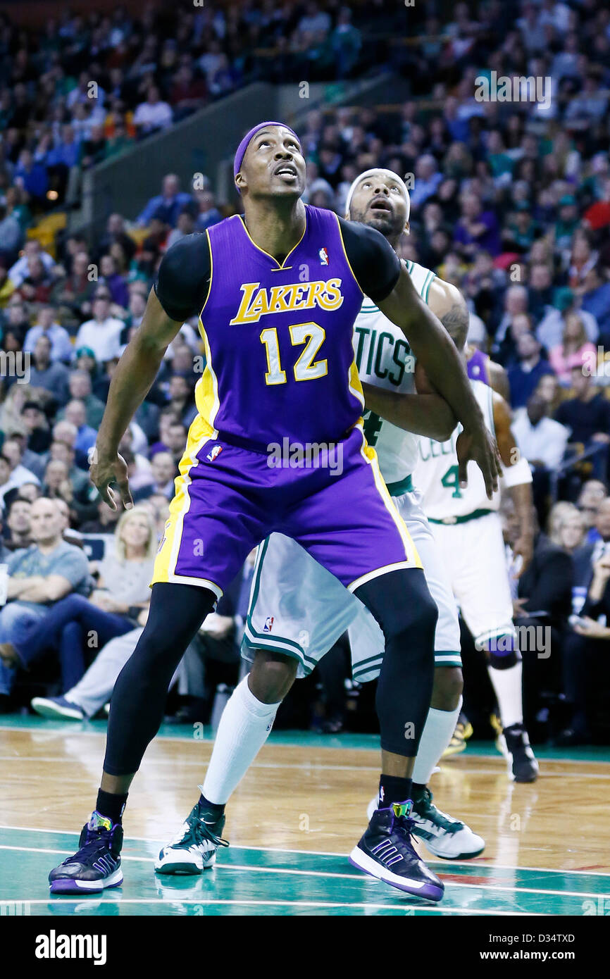 07.02.2013. Boston, Mass. Los Angeles Lakers Dwight Howard centre (12) pour l'EDDV avec rebond Boston Celtics avant Chris Wilcox (44) au cours de la Boston Celtics 116-95 victoire sur les Lakers de Los Angeles au TD Garden, Boston, Massachusetts, USA. Banque D'Images