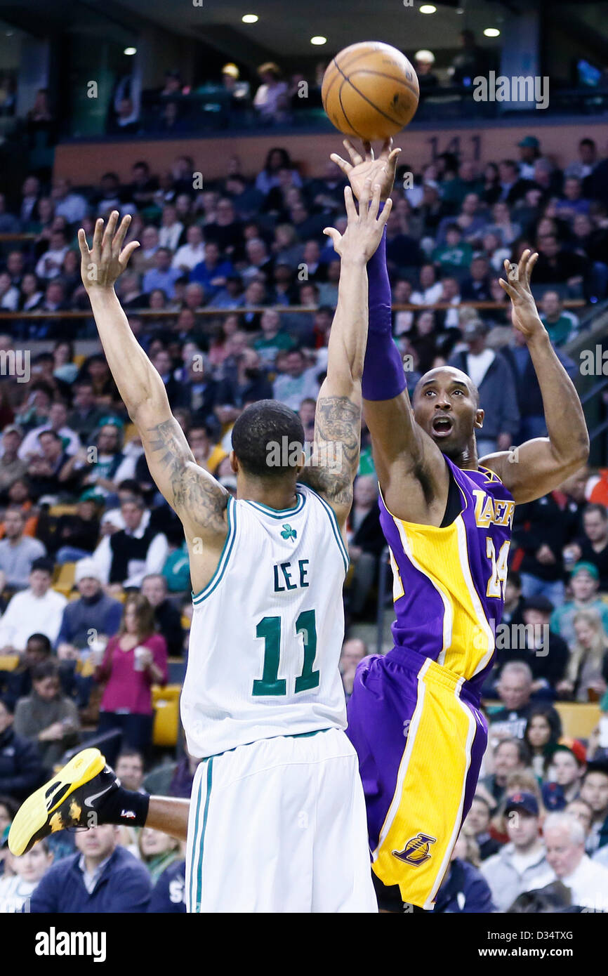 07.02.2013. Boston, Mass. Los Angeles Lakers Kobe Bryant tir guard (24) prend un jumpshot sur Boston Celtics shooting guard Courtney Lee (11) au cours de la Boston Celtics 116-95 victoire sur les Lakers de Los Angeles au TD Garden, Boston, Massachusetts, USA. Banque D'Images