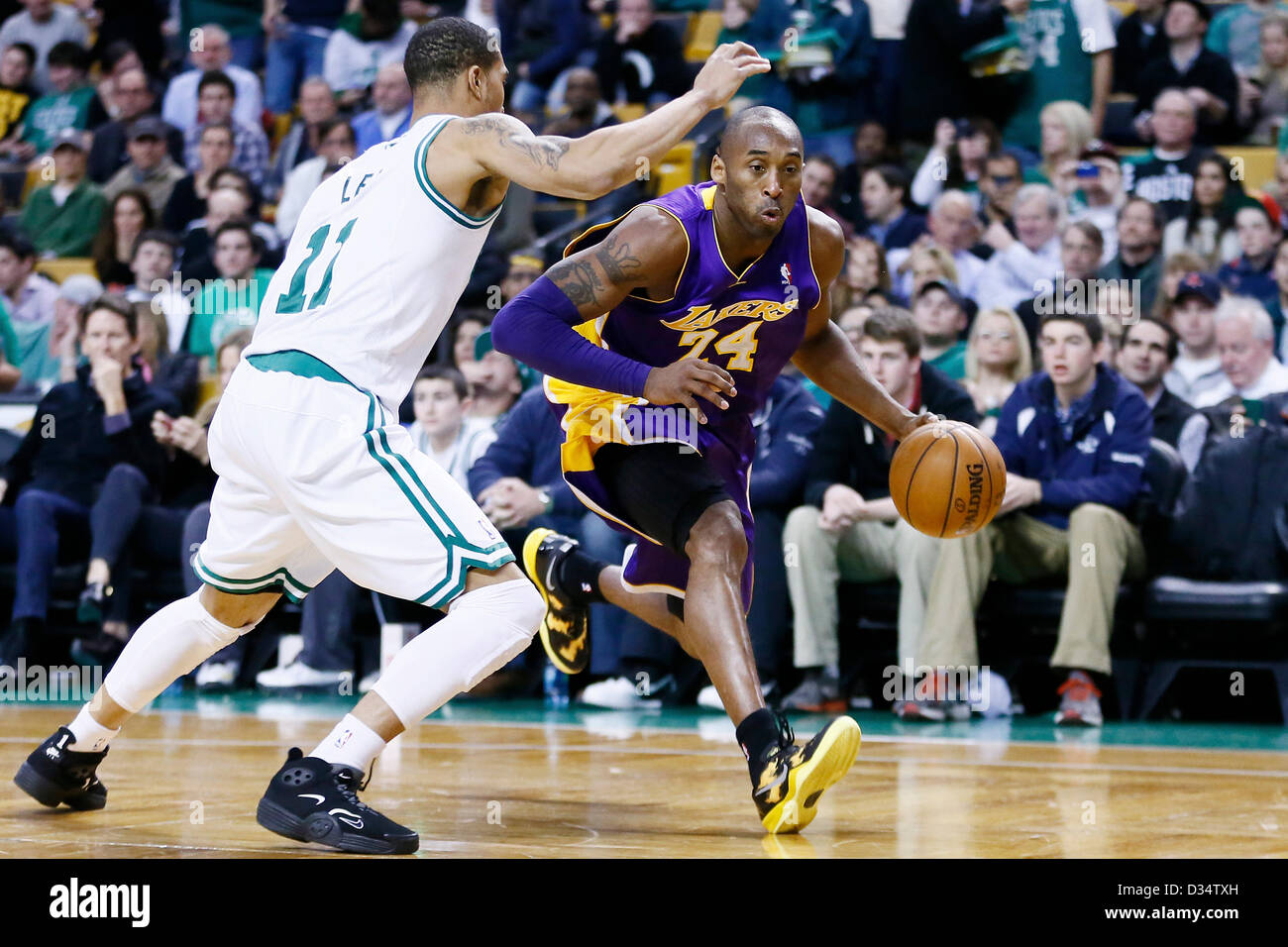 07.02.2013. Boston, Mass. Los Angeles Lakers Kobe Bryant tir guard (24) cours des Boston Celtics shooting guard Courtney Lee (11) au cours de la Boston Celtics 116-95 victoire sur les Lakers de Los Angeles au TD Garden, Boston, Massachusetts, USA. Banque D'Images