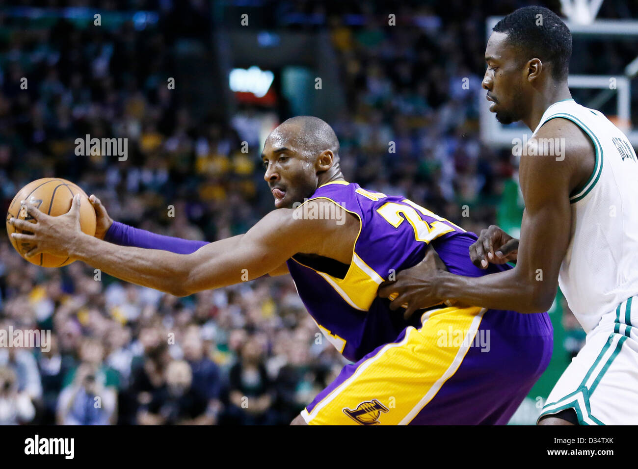 07.02.2013. Boston, Mass. Los Angeles Lakers Kobe Bryant tir guard (24) postes jusqu'Boston Celtics avant Jeff Green (8) au cours de la Boston Celtics 116-95 victoire sur les Lakers de Los Angeles au TD Garden, Boston, Massachusetts, USA. Banque D'Images
