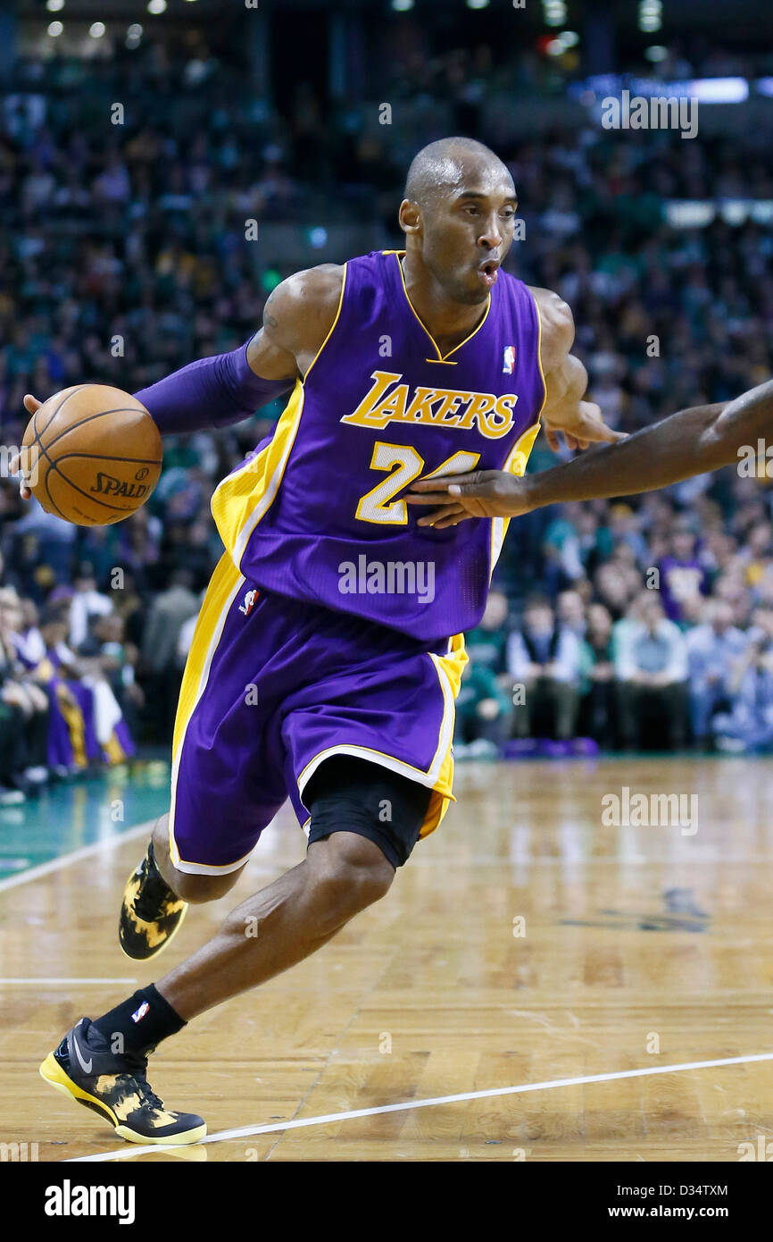 07.02.2013. Boston, Mass. Los Angeles Lakers Kobe Bryant tir guard (24) dribbles au cours de la Boston Celtics 116-95 victoire sur les Lakers de Los Angeles au TD Garden, Boston, Massachusetts, USA. Banque D'Images