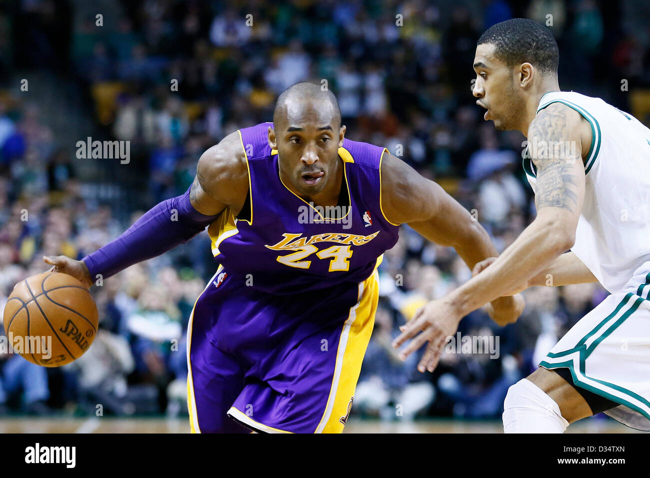 07.02.2013. Boston, Mass. Los Angeles Lakers Kobe Bryant tir guard (24) cours des Boston Celtics shooting guard Courtney Lee (11) au cours de la Boston Celtics 116-95 victoire sur les Lakers de Los Angeles au TD Garden, Boston, Massachusetts, USA. Banque D'Images
