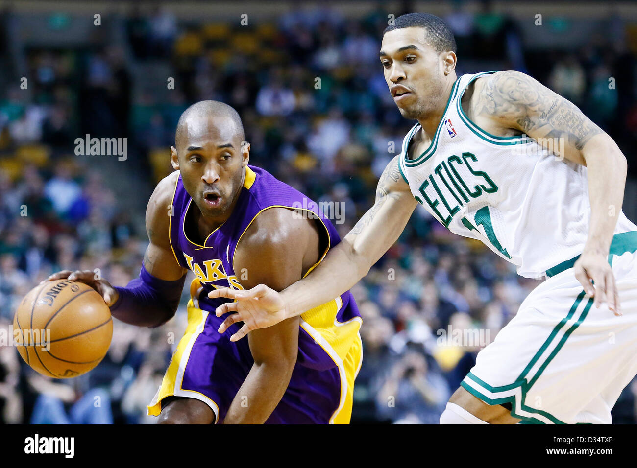 07.02.2013. Boston, Mass. Los Angeles Lakers Kobe Bryant tir guard (24) cours des Boston Celtics shooting guard Courtney Lee (11) au cours de la Boston Celtics 116-95 victoire sur les Lakers de Los Angeles au TD Garden, Boston, Massachusetts, USA. Banque D'Images