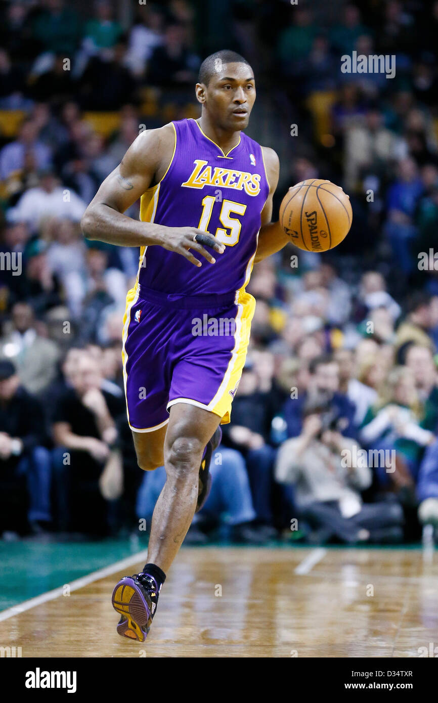 07.02.2013. Boston, Mass. Los Angeles Lakers petit ailier Metta World Peace (15) apporte la balle upcourt au cours de la Boston Celtics 116-95 victoire sur les Lakers de Los Angeles au TD Garden, Boston, Massachusetts, USA. Banque D'Images