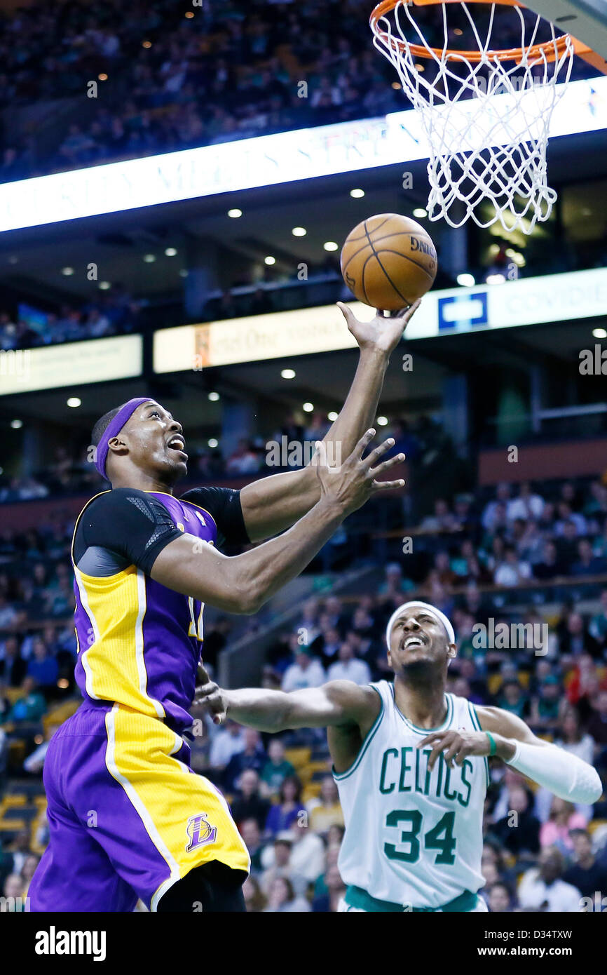 07.02.2013. Boston, Mass. Los Angeles Lakers Dwight Howard centre (12) va pour le désarmement au cours de la Boston Celtics 116-95 victoire sur les Lakers de Los Angeles au TD Garden, Boston, Massachusetts, USA. Banque D'Images
