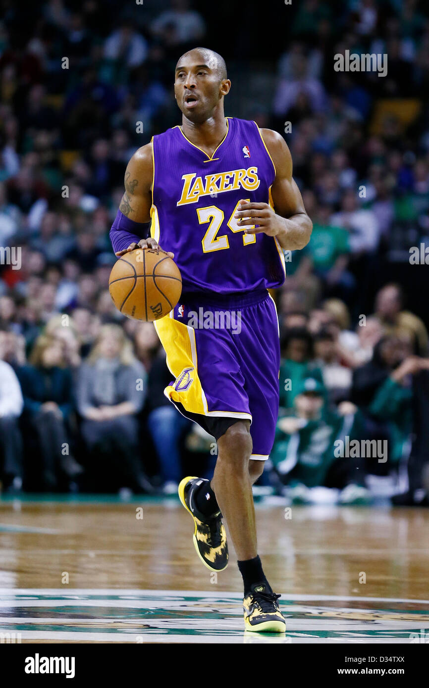 07.02.2013. Boston, Mass. Los Angeles Lakers Kobe Bryant tir guard (24) apporte la balle upcourt au cours de la Boston Celtics 116-95 victoire sur les Lakers de Los Angeles au TD Garden, Boston, Massachusetts, USA. Banque D'Images