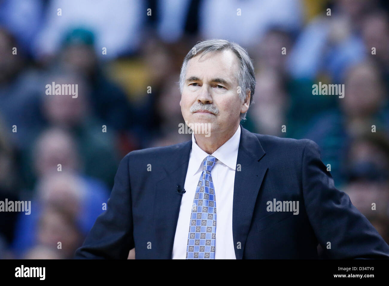 07.02.2013. Boston, Mass. Los Angeles Lakers l'entraîneur-chef Mike D'Antoni est perçu au cours de la Boston Celtics 116-95 victoire sur les Lakers de Los Angeles au TD Garden, Boston, Massachusetts, USA. Banque D'Images