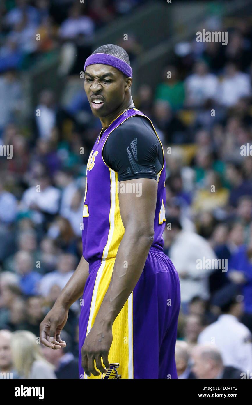 07.02.2013. Boston, Mass. Los Angeles Lakers Dwight Howard centre (12) a l'air abattu au cours de la Boston Celtics 116-95 victoire sur les Lakers de Los Angeles au TD Garden, Boston, Massachusetts, USA. Banque D'Images