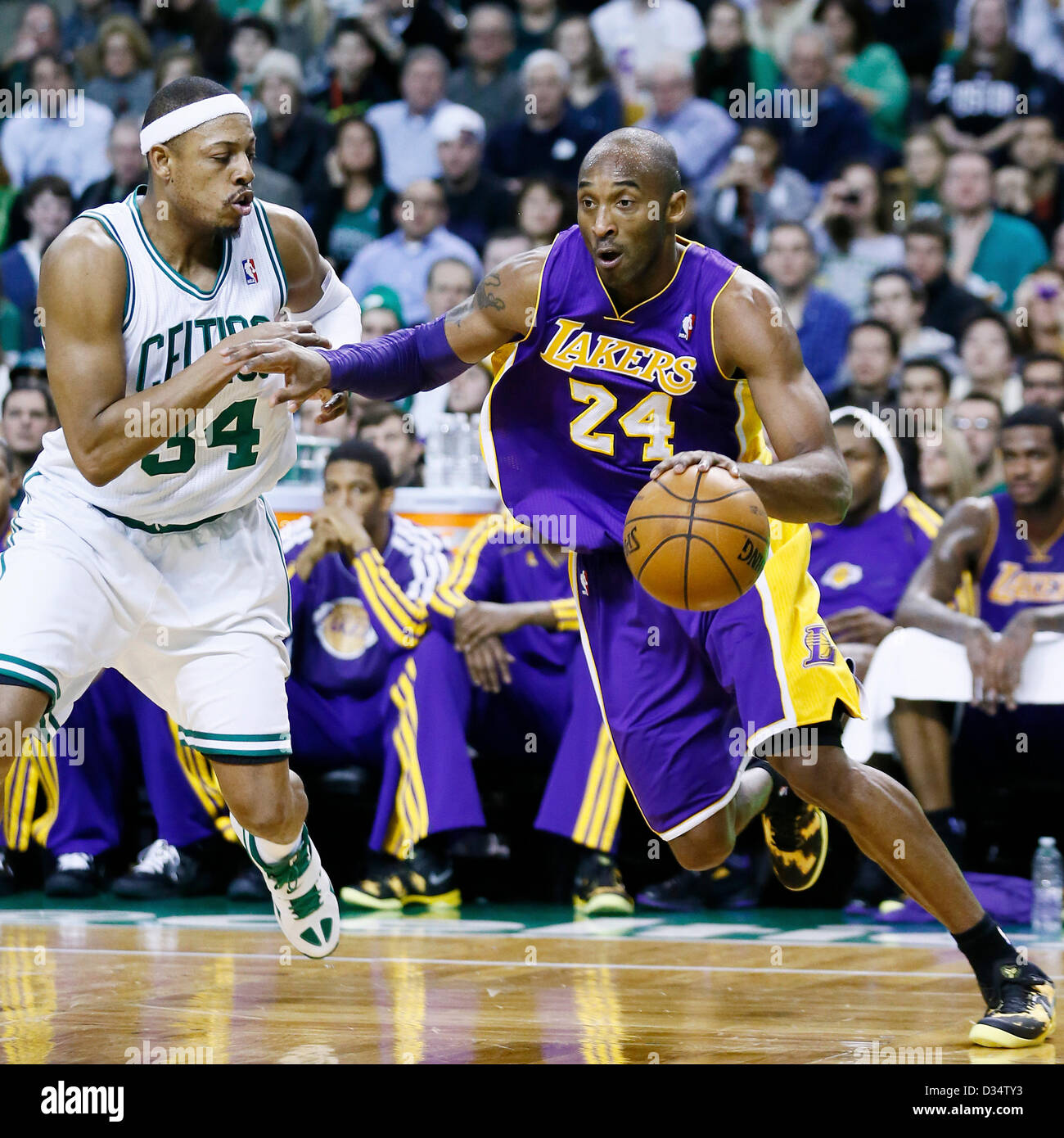 07.02.2013. Boston, Mass. Los Angeles Lakers Kobe Bryant tir guard (24) cours des Boston Celtics Paul Pierce petite (34) au cours de la Boston Celtics 116-95 victoire sur les Lakers de Los Angeles au TD Garden, Boston, Massachusetts, USA. Banque D'Images