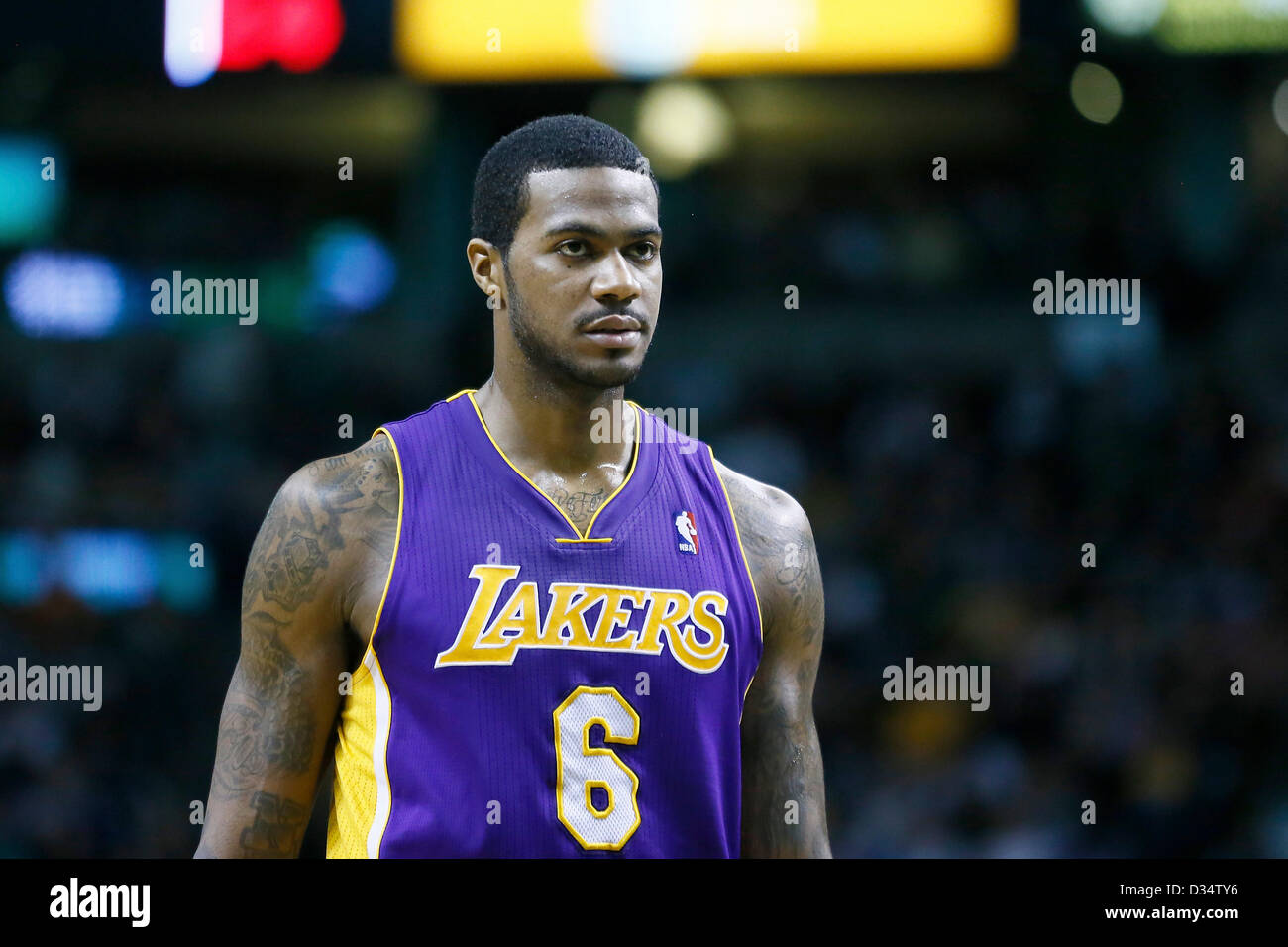 07.02.2013. Boston, Mass. Los Angeles Lakers petit ailier Earl Clark (6) incombe au cours de la Boston Celtics 116-95 victoire sur les Lakers de Los Angeles au TD Garden, Boston, Massachusetts, USA. Banque D'Images