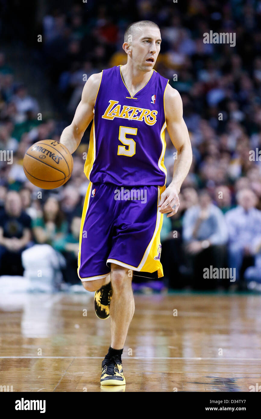 07.02.2013. Boston, Mass. Los Angeles Lakers point guard Steve Blake (5) apporte la balle upcourt au cours de la Boston Celtics 116-95 victoire sur les Lakers de Los Angeles au TD Garden, Boston, Massachusetts, USA. Banque D'Images
