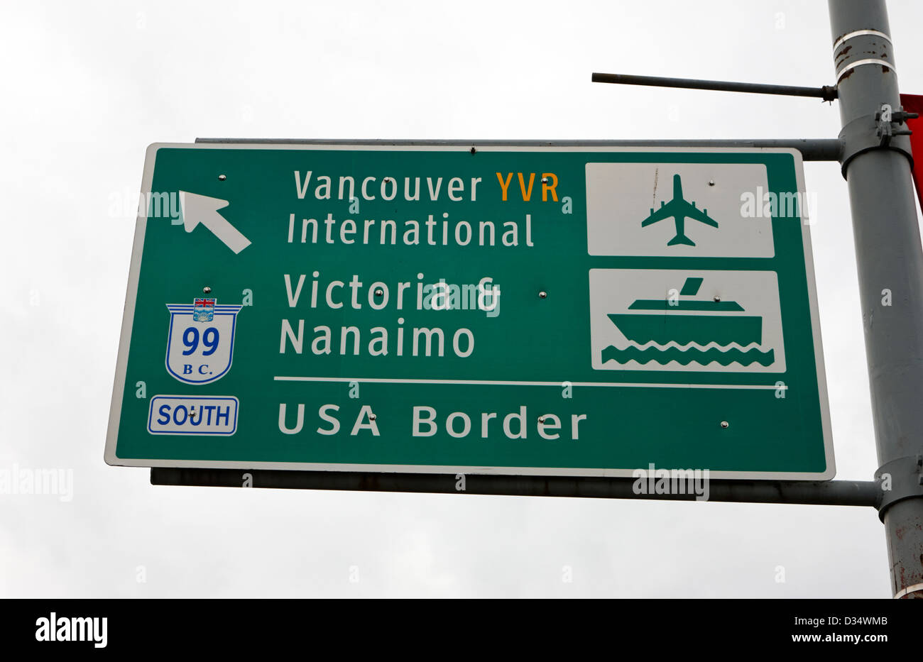 Roadsign pour aéroport de Vancouver, Victoria et Nanaimo ferries route 99 sud jusqu'à la frontière des États-Unis Vancouver BC Canada Banque D'Images