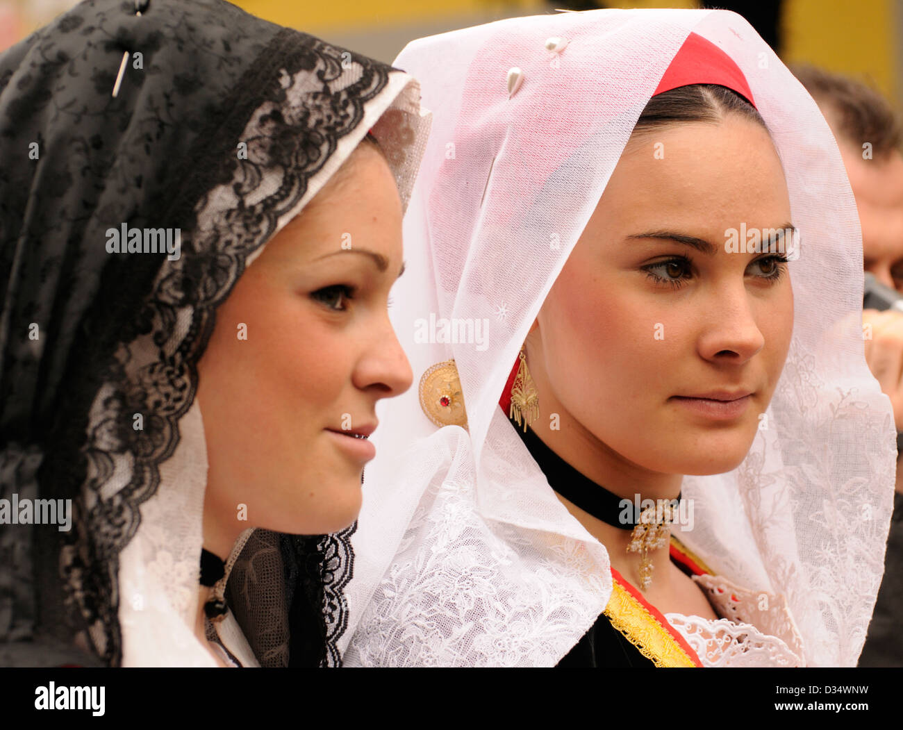 Les jeunes filles portant le costume traditionnel sarde à la Sartiglia,défilé d'Oristano, Sardaigne Banque D'Images