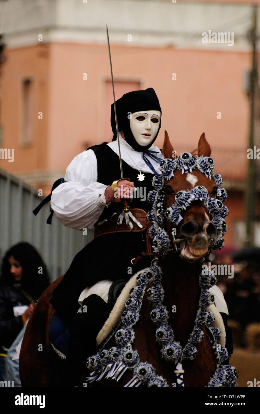 Rider avec son masque et l'épée à la Sartiglia horserace, traditionnelle fête de la carnaval d'Oristano, Sardaigne, Italie, Europe Banque D'Images