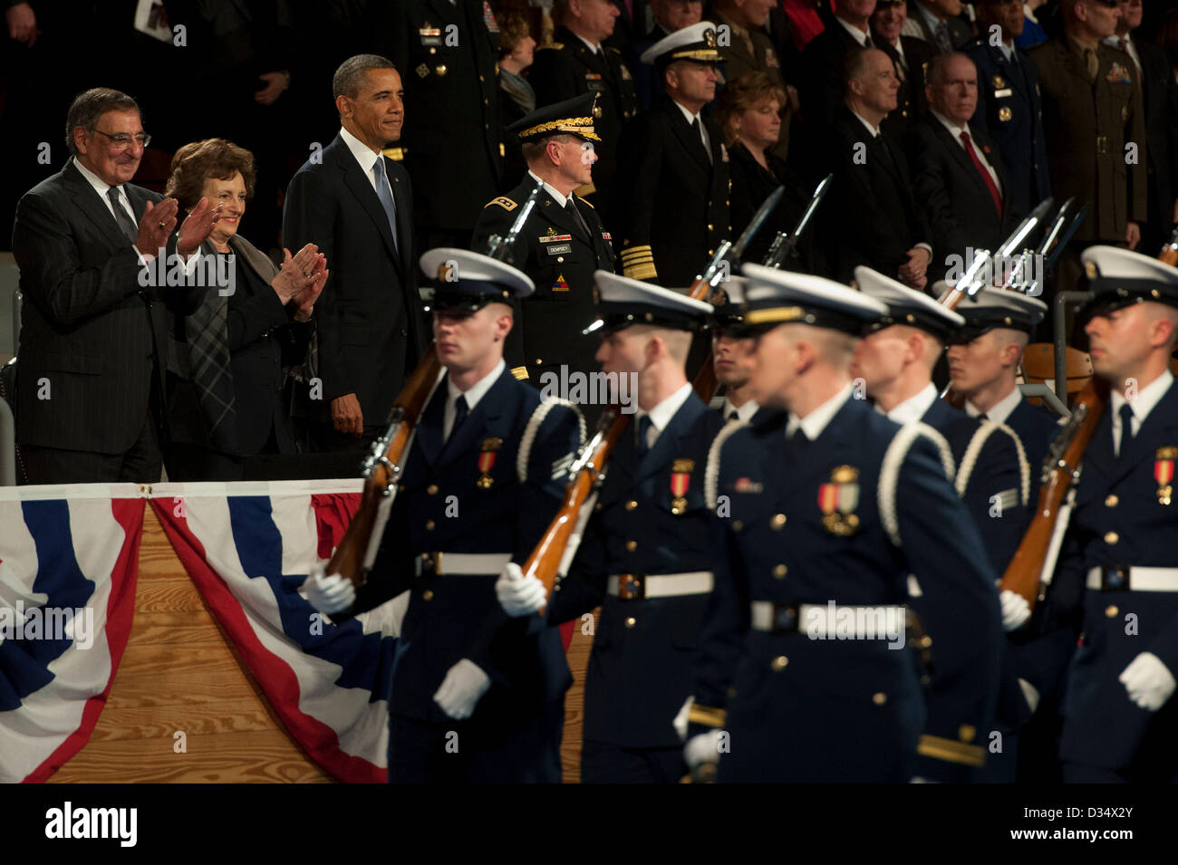 Arlington, Virginia, USA. Feb 8, 2013. Le président américain Barack Obama et le secrétaire à la Défense Leon Panetta en faveur d'un passage dans l'étude au cours de l'armée hommage d'adieu en son honneur le 8 février 2013 à Arlington, VA. Panetta quitte son poste de secrétaire de la défense de la 23e Banque D'Images